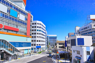 神奈川県藤沢市、快晴の藤沢駅北口から東側の藤沢市役所方面の景観