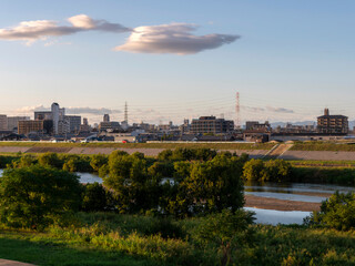 大阪を流れる大和川と街の風景