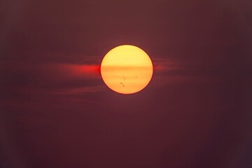 薄雲がかかった幻想的な夕日の情景