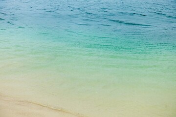 エメラルドグリーンの沖縄の海面