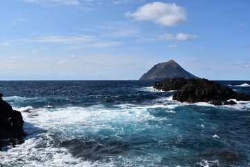冬の太平洋に浮かぶ八丈小島