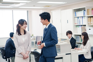 Fototapeta premium 職場でハラスメントを受ける女性の社員