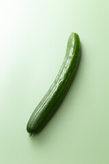グリーン背景にきゅうり