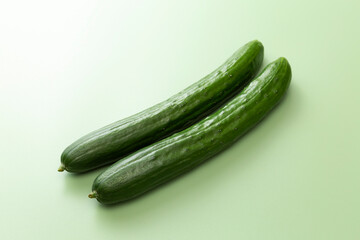グリーン背景にきゅうり