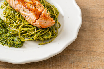 Spaghetti pesto with grilled salmon