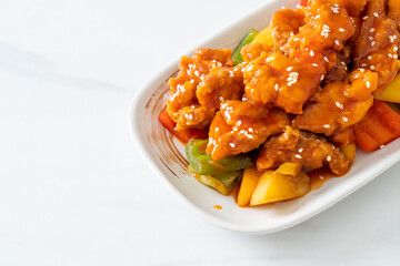 fried crispy chicken with sweet and sour sauce