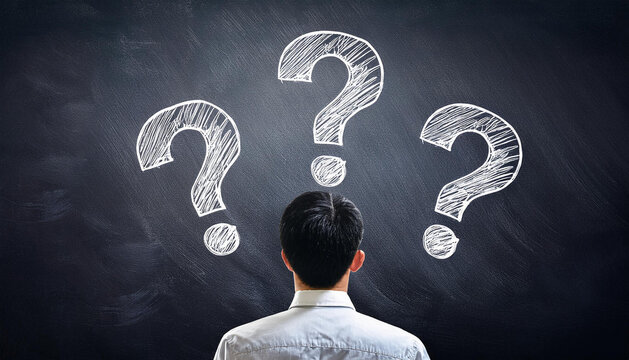 黒板の前に立つ男性の後ろ姿で、黒板には大きな3つの疑問符が描かれています。男性はスーツ姿で、何かを考え込んでいる様子を連想させます。黒板の疑問符は不確実性や問題、考慮すべき事柄を象徴しています。Generative AI