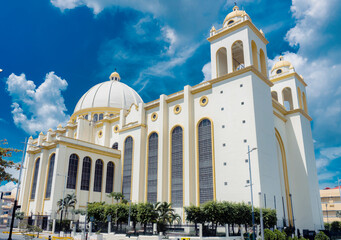Catedral metropolitana de San Salvador, hermoso cielo nubes, por la tarde