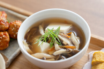 木のテーブルの上に置かれた日本の健康的な豆腐料理