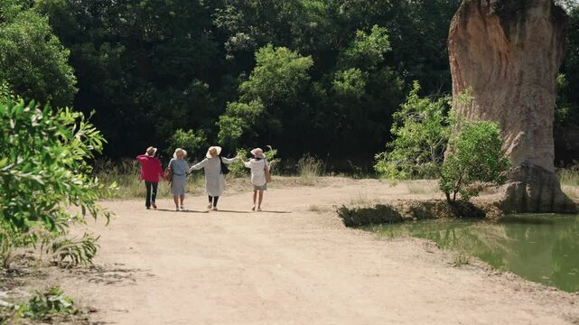 Four elderly women came together to use their pensions. Everyone walked into the forest to admire nature. There is a small pond. Surrounded by tall rocks, come see the beauty, relax and feel at ease.