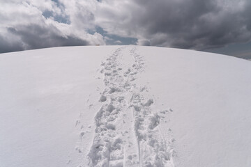 雪山を歩く