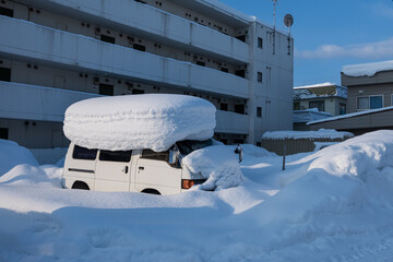 雪が積み上げられた冬の市街地 北海道札幌市