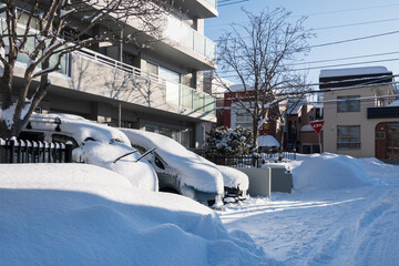 雪が積み上げられた冬の市街地 北海道札幌市
