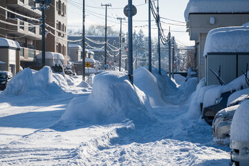 雪が積み上げられた冬の市街地 北海道札幌市