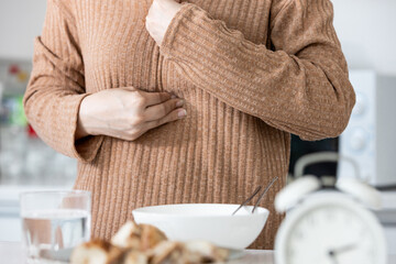 Woman has stomach ache,eating spicy food,abdominal discomfort,burning sensation in chest,don't have a regular eating schedule,Gastroesophageal Reflux Disease,Gastritis,Peptic Ulcer Disease,Dyspepsia