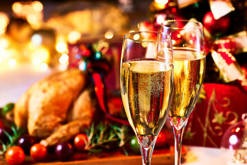 クリスマス、クリスマスパーティー、テーブルの上にシャンパーニュと鶏肉