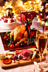 クリスマス、クリスマスパーティー、テーブルの上に鶏肉、オードブル、シャンパン