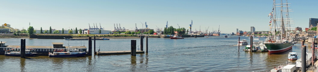 Hamburg im Sommer mit Blick auf die Elbe Richtung Steinwerder - Panorama