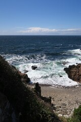 Wellen des &Ouml;resunds brechen an Felsen unterhalb des  Kullabergs auf der Halbinsel Kullen. Diese geh&ouml;rt zur schwedischen Region Schonen. Zwischen den Felsen gibt es einige Buchten wie diese hier.