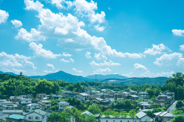 高台から見下ろした筑波山と民家の風景