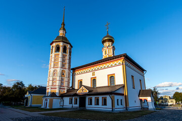 Naklejka premium Eglise de la Résurrection ou Église de la Résurrection au marché, avec sa façade et ses clochers décorés, située à Souzdal, ville de l'anneau d'or russe dans l'oblast de Vladimir, Fédération de Russie