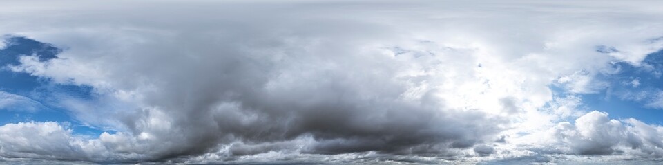 Nahtloses Himmels-Panorama mit aufziehendem Unwetter,360-Grad-Ansicht mit dramatischen Wolken zur Verwendung in 3D-Grafiken als Himmelskuppel oder zur Nachbearbeitung von Drohnenaufnahmen 