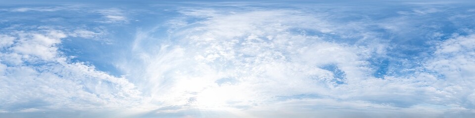 Nahtloses Panorama mit Wolkenformationen - 360-Grad-Himmel mit Bewölkung zur Verwendung in 3D-Grafiken als Himmelskuppel oder zur Nachbearbeitung von Drohnenaufnahmen 