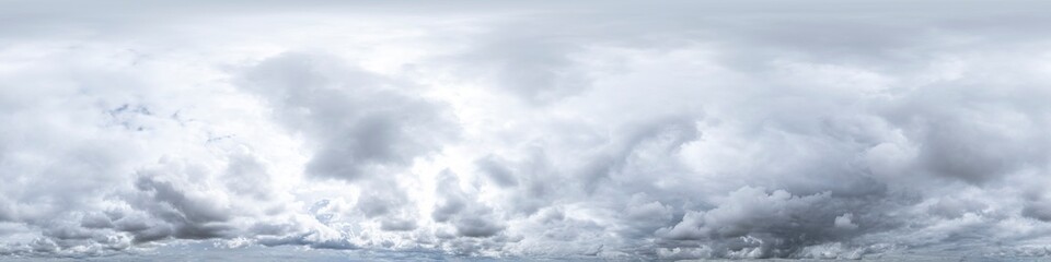 Nahtloses Himmel-Panorama als 360-Grad-Ansicht mit aufziehenden, grauen Wolken zur Verwendung in 3D-Grafiken als Himmelskuppel oder zur Nachbearbeitung von Drohnenaufnahmen
