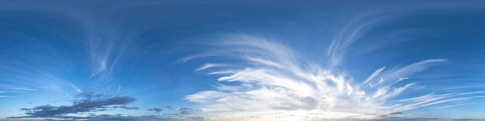 Nahtloses Panorama mit wolkigem Himmel - 360-Grad-Himmels-Ansicht mit Cirren und Haufenwolken am...