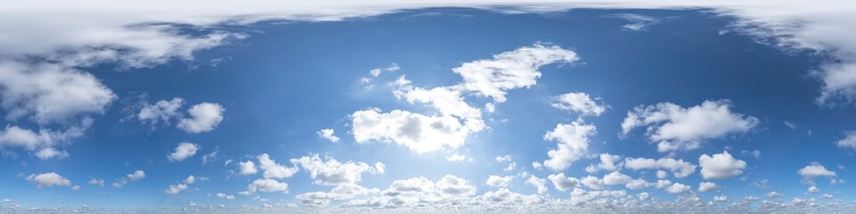 Nahtloses Panorama mit weiß-blauem Himmel in 360-Grad-Ansicht mit schöner Cumulus-Bewölkung zur Verwendung in 3D-Grafiken als Himmelskuppel oder zur Nachbearbeitung von Drohnenaufnahmen 