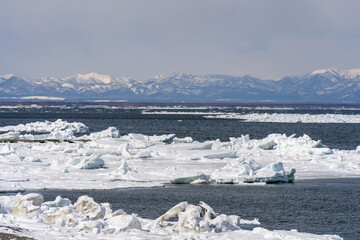 Drift ice and mountains in Hokkaido japan   © 善弘 石垣
