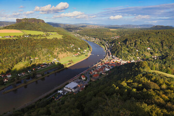 Blick von der Festung auf den Ort Königstein an der Elbe mit dem Lilienstein im Hintergrund, Königstein, Landkreis Sächsische Schweiz-Osterzgebirge, Sachsen, Deutschland © Mark Lämmchen 