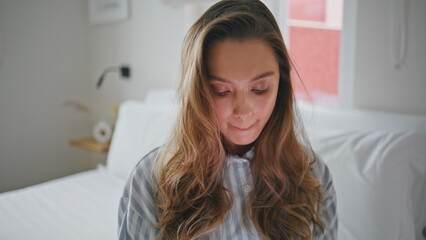 Naklejka premium Pensive woman reading content on smartphone at home bed closeup. Thoughtful girl