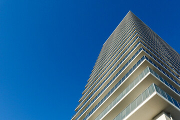 タワーマンションと青空のイメージ