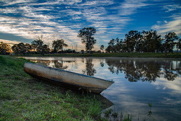 Obraz premium boat by the dam