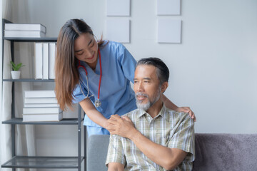 Obraz premium Young doctor comforts an elderly man at home, both looking happy and at ease, conveying care and support in a heartwarming scene of healthcare