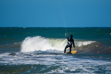 Mar y kitesurf en una tarde de verano
