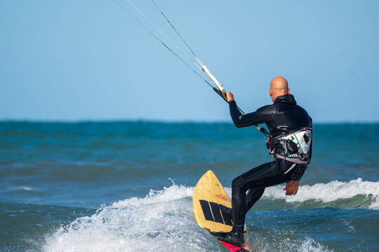 Mar y kitesurf en una tarde de verano
