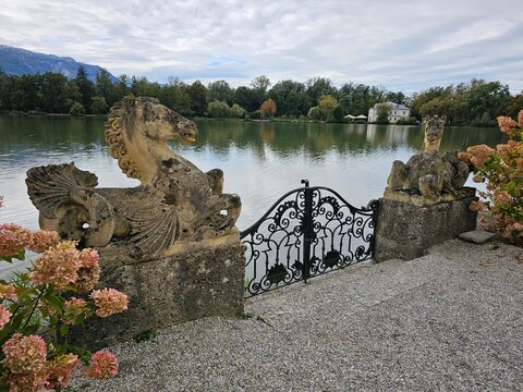 weiher von der schlossanlage leopoldskron in salzburg &ouml;sterreich