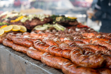 Tentador puesto de choripanes en un mercado callejero en Rosario, Argentina