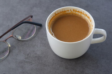 エスプレッソと牛乳を混ぜたカフェ・ラッテを飲みながらリラックスしているイメージ

