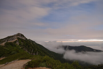 燕岳から望む雲海とグラデーションの空
