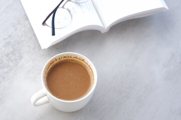 淹れたてのコーヒーを飲みながら、のんびり読書を楽しんでいるイメージ
