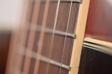 アコースティックギターの弦 © Kaito KATAGIRI