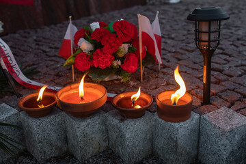 Znicz Świeczka na płycie pomnika państwowego. Pamiętać o zmarłych. Zapalić znicz. Wszystkich Świętych. 1 Listopada.