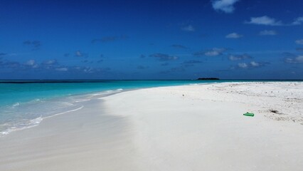 White sand turquoise ocean on Maldives