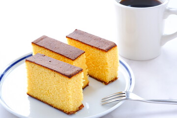 ポルトガルに由来する和菓子のカステラと、香りのよい淹れたてのコーヒーで、幸せな時間
