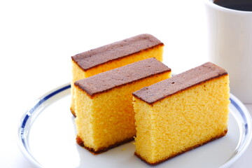 ポルトガルに由来する和菓子のカステラと、香りのよい淹れたてのコーヒーで、幸せな時間
