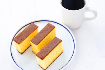 ポルトガルに由来する和菓子のカステラと、香りのよい淹れたてのコーヒーで、幸せな時間
