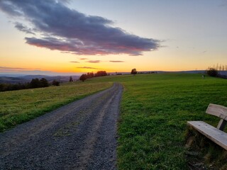 Obraz premium Abendhimmel im Herbst, Blick in den Harz bei Sankt Andreasberg im Oberharz Richtung Sankt Andreasberg und Osterode am Harz, Niedersachsen